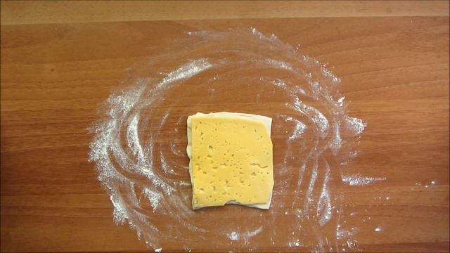 Сосиска в слоеном тесте с сыром. Готовим легко смотреть онлайн