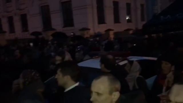 Православные киевляне пришли поддержать митрополита Павла к Киево-Печерской Лавре