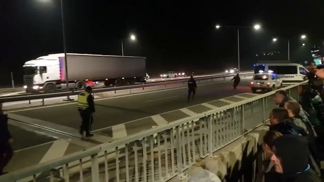 Полицаи бият протестиращ на магистрала "Люлин" смотреть онлайн