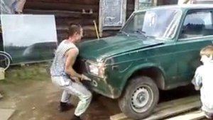 Пацан поднял машину.