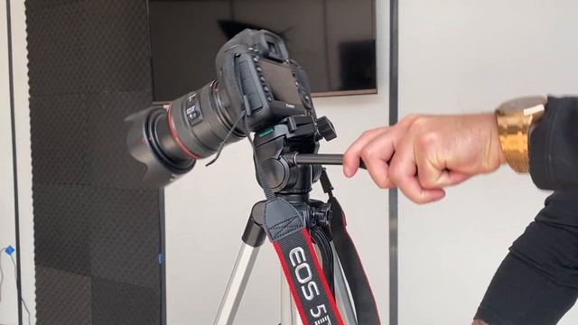 How To set your tripod with canon 5d mark 4 on it смотреть онлайн