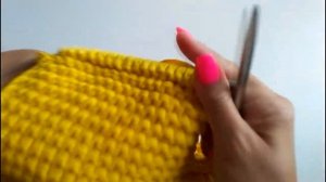 Объемная сумочка спицами. Простая сумочка платочной вязкой.