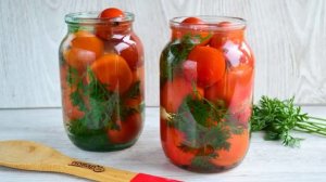 Помидоры с морковной ботвой на зиму