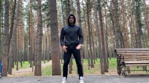 Приседания с собственным весом с попеременным касанием локтя колена (разбор техники)