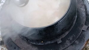 гороховый суп на копчёных рёбрах в чугунке на костре