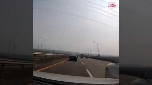 Заклинила педаль газа у девушки.