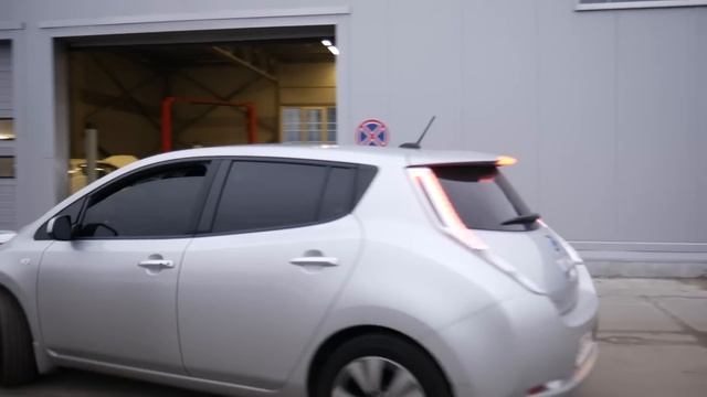 Меняем батарею на Nissan Leaf. 24 kWh и 30 kWh. смотреть онлайн