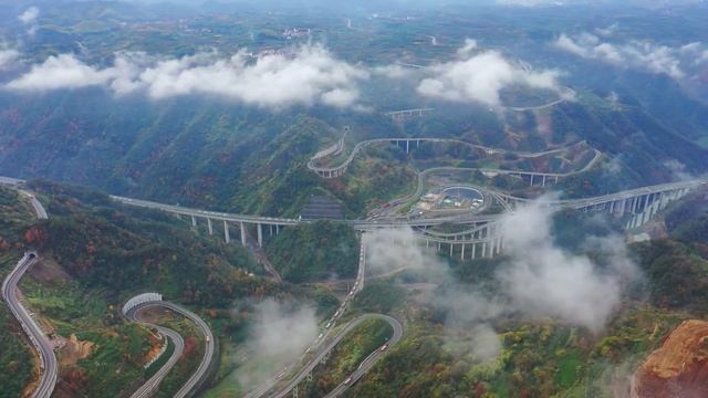 Aerial China：Jianshan Overpass Hub, Pan'an County, Jinhua City, Zhejiang Province浙江省金華市磐安縣尖山立交橋樞紐 смотреть онлайн