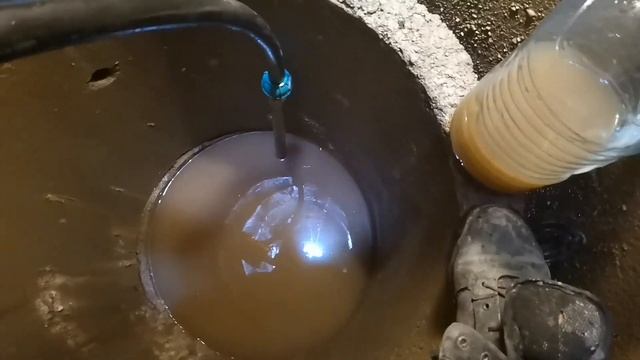Не делайте чистку колодца на плывуне пока не увидите это видео! Приток из плывуна 1800 литров в час смотреть онлайн