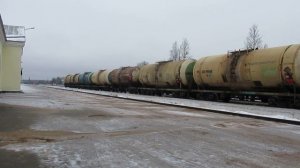 Грузовые поезда и тепловозы на станции Дно