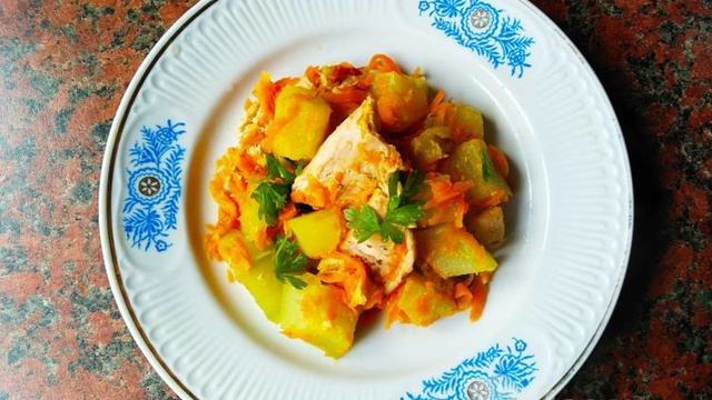 Тушеные кабачки с курицей и морковью на сковороде