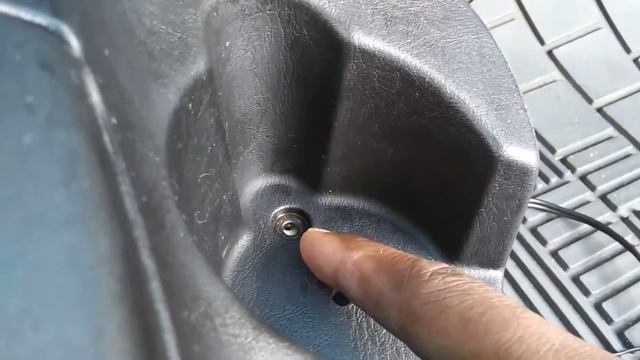 2007 Ford Focus Wagon Between Seats cup holder removal. смотреть онлайн