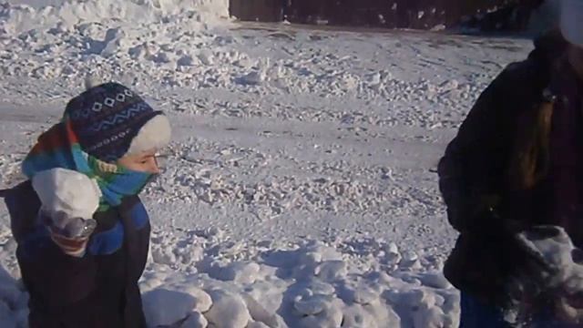 Дети играют в снежки. смотреть онлайн
