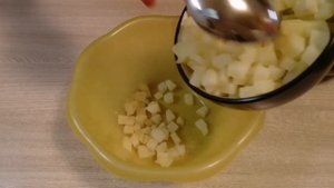 Пирог заливной дрожжевой с лесными грибами и картофелем.