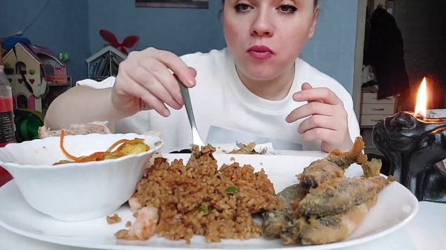 Мукбанг жареная корюшка, рис азиатский с креветками, кабачки с морковью по-корейски #мукбанг