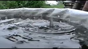 капли падают в воду замедленная съемка