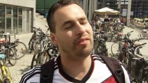 Сотни тысяч фанатов встретили в Берлине немецкую сборную с кубком мира ФИФА