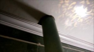 Плохо смонтированный потолок из ПВХ панелей