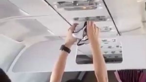 Женщина сушит трусы в самолёте
