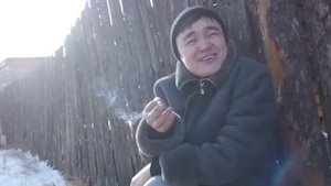 Ломаю за зиму три топора