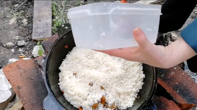 Готовим плов в казане на улице. Апрель. Краснодар. Кубань.