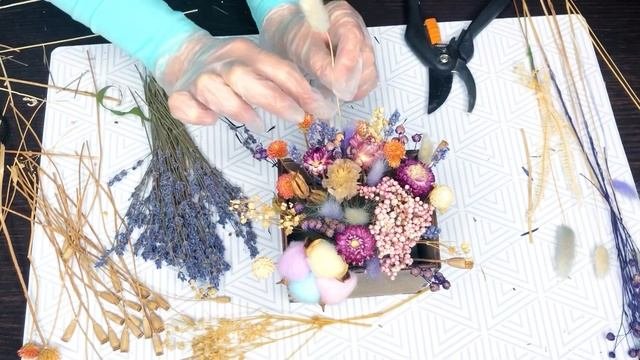 Милое цветочное кашпо. Быстро. Просто. Из сухоцветов своими руками