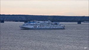 Пассажирский теплоход Алексей Толстой проходит Ульяновск вверх по Волге 14 08 2018г