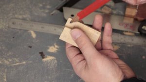 Интересный брелок из дерева