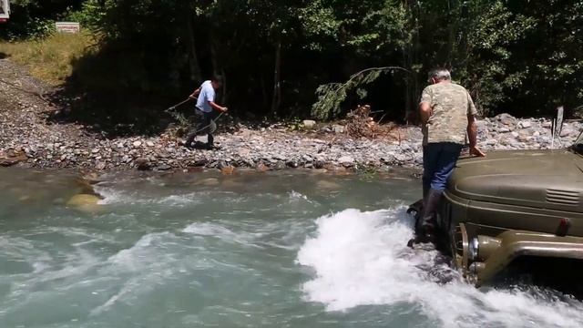 Сотрудники МЧС доставили троих граждан из верховьев реки Восточная Гумиста в Сухум смотреть онлайн