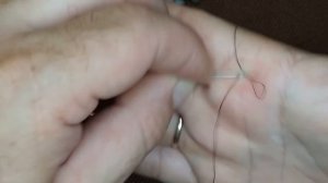Как продеть нитку в иголку и завязать узелок. Самый необычный способ!