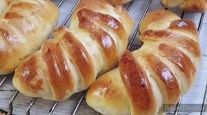 Домашние рогалики с вареной сгущенкой