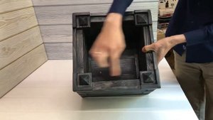 Красивое деревянное кашпо для ресторана