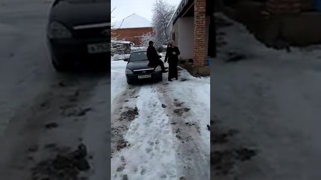 ЕСЛИ ВОТ ТАК БУДЕТЕ НОСИТЬ СВОИХ МУЖЕЙ НА РУКАХ.ВАШ МУЖ НЕКУДА НЕ УЙДЕТ смотреть онлайн