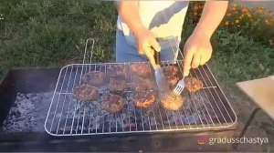 Жарю котлетки на мангале. Фарш такой же как для люля-кебаб. I fry cutlets on the grill