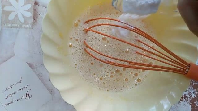Залила мандарины тестом и получился шикарный карамельно-мандариновый пирог!