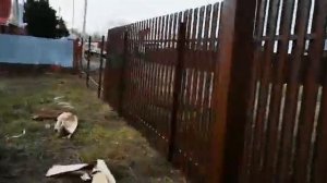 Установка забора из металлического штакетника
