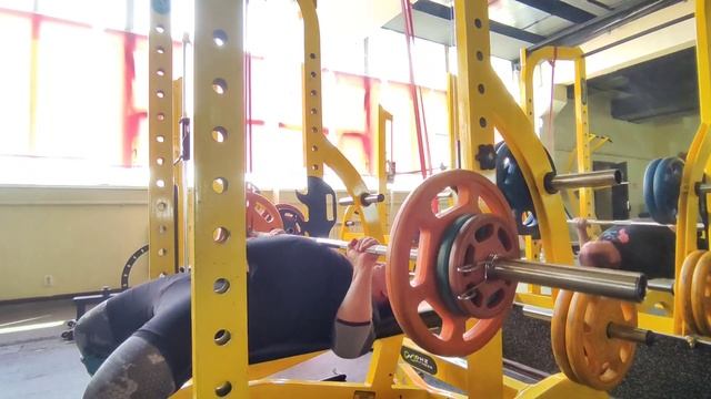 Д 1: Жим лежа на скорость, резина сверху, средним 85 кг. смотреть онлайн