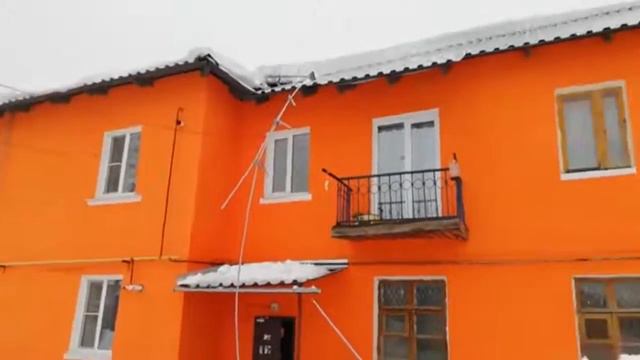 В Суворове снежная лавина снесла с крыши перила. смотреть онлайн