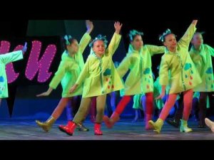 Танец "Дождик пошел".  Группа "Лапушки". Ансамбль "Огоньки". 20.06.2021