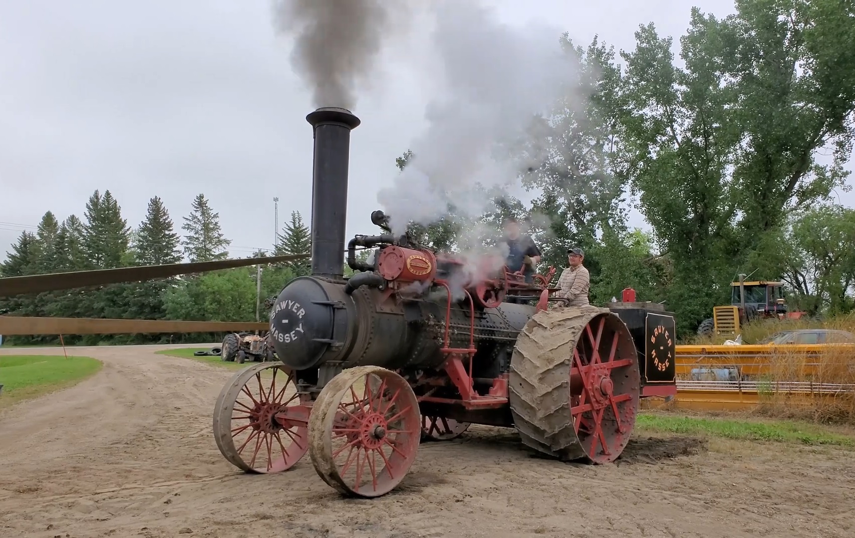Запуск парового двигателя на тракторе 1892 года