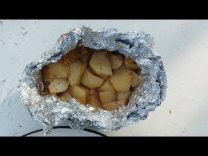 Картофель в фольге на костре -божественный вкус! Жарим сосиски. Готовим на природе