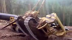 Непослушный трубоукладчик улетел с горы