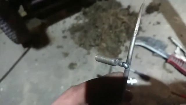 Как вывернуть обломанный болт крепления ножа на газонокосилка.