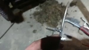 Как вывернуть обломанный болт крепления ножа на газонокосилка.