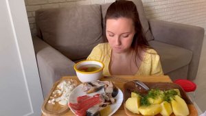 МУКБАНГ КАРТОФЕЛЬ С СКУМБРИЕЙ СЕМГОЙ И ДОМАШНИМИ СОЛЕНЬЯМИ Автоклав Малиновка 3