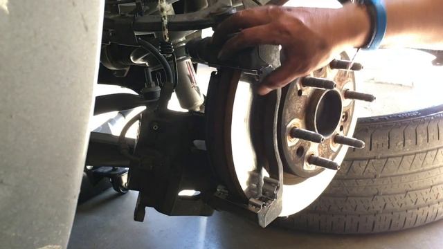 Cambio de frenos delanteros Chevrolet Silverado смотреть онлайн