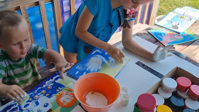 А БЕЛЫЙ ЛЕБЕДЬ НА ПРУДУ Пальчиковые краски + дети на даче = Развиваем мелкую моторику. А Вы с нами! смотреть онлайн