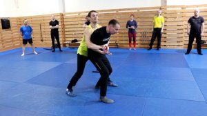 обхват сзади с руками