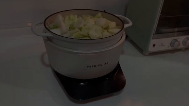 《防疫抗癌蔬菜湯》（二）/半價買了受傷的高麗菜，質地還是很好啊～/ 菇類的蔬菜湯清甜可口香氣撲鼻/請開啟cc 字幕/菇類含多醣體/ 可促進干擾素分泌/抑制癌細胞增生
