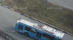 В Новокузнецке старый троллейбус на ходу оборвал провода